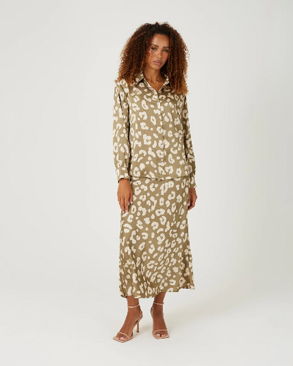 Falda Aura de manga larga para mujer con un estampado vibrante que aporta personalidad a cualquier look. Perfecta para combinar con tus prendas favoritas, tanto en estilo casual como en propuestas más sofisticadas.

Composición: 100% Poliéster.

Se recomienda lavar a mano o en lavadora hasta 30º. No usar lejía, planchar suavemente del revés hasta 110º y no usar secadora.