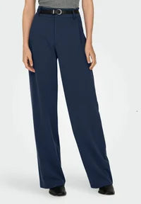 Pantalón de corte recto, con bolsillos que se adapta tanto a un look trotero, como al mas estiloso del evento. Cierre mediante cremallera.


Composición: 50% Poliéster reciclado, 45% Poliéster y 5% Elastano.


Se recomienda lavar a mano o en lavadora hasta 30º. No usar lejía, planchar suavemente
del revés hasta 110º y no usar secadora.