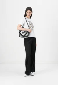 Pantalón ancho, con goma en cintura.

Composición: 99% Poliéster y 1% Elastano.

Se recomienda lavar a mano o en lavadora hasta 30º. No usar lejía, planchar suavemente del revés hasta 110º y no usar secadora.