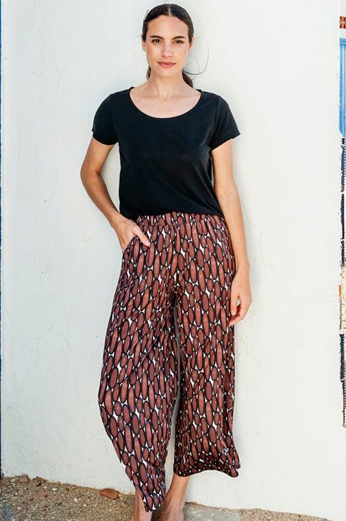 Pantalón de tejido agradable que no necesita plancha, goma en cintura y bolsillos.

Composición: 95% Poliéster y 5% elastano.

Se recomienda lavar a mano o en lavadora hasta 30º. No usar lejía, planchar suavemente del revés hasta 110º y no usar secadora.