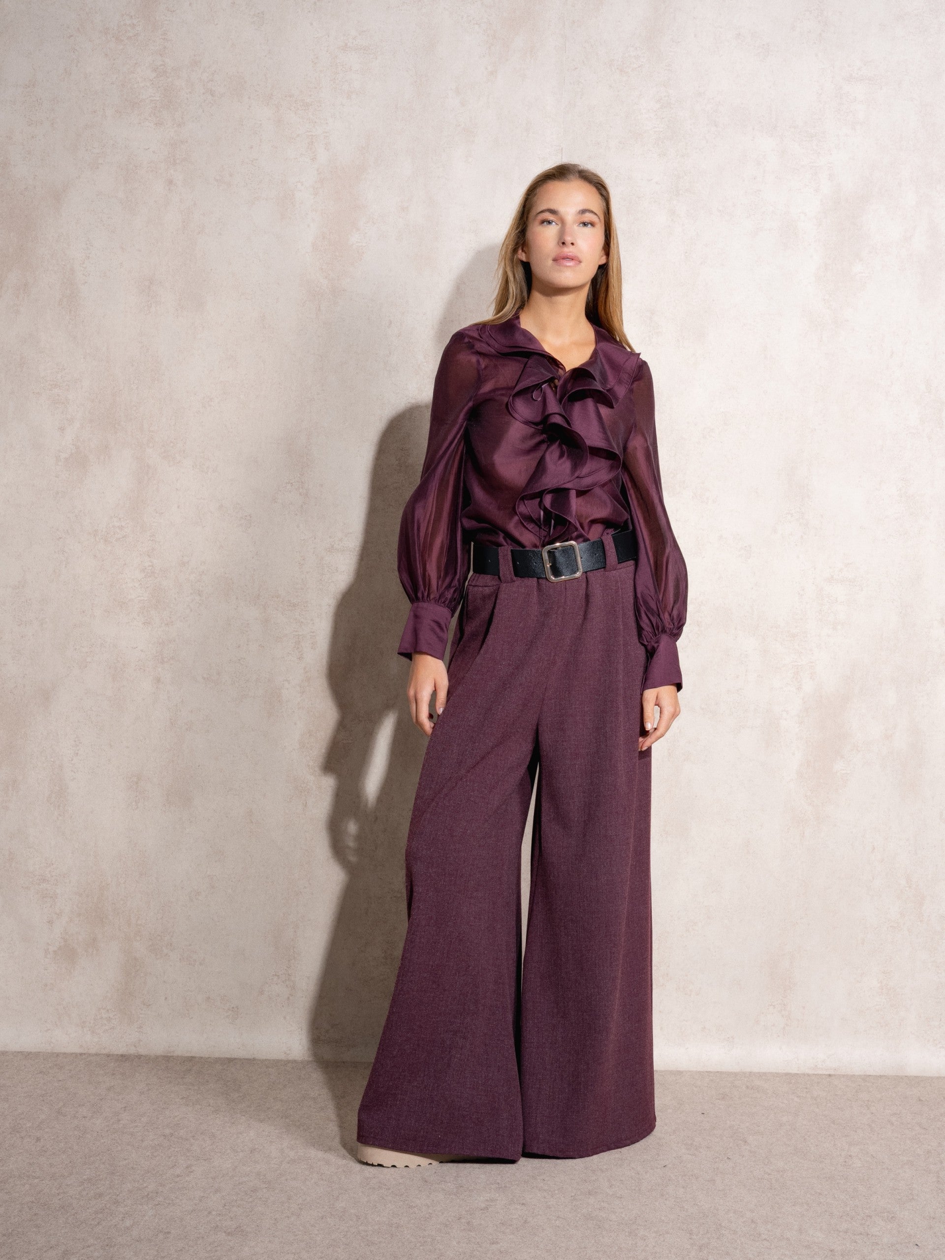 Pantalón de pata ancha, con bolsillos y cinturón incluido.

Composición: 86% Poliéster, 10% Viscosa y 4% Elastano.

Se recomienda lavar a mano o en lavadora hasta 30º. No usar lejía, planchar suavemente del revés hasta 110º y no usar secadora.