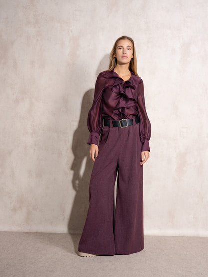 Pantalón de pata ancha, con bolsillos y cinturón incluido.

Composición: 86% Poliéster, 10% Viscosa y 4% Elastano.

Se recomienda lavar a mano o en lavadora hasta 30º. No usar lejía, planchar suavemente del revés hasta 110º y no usar secadora.