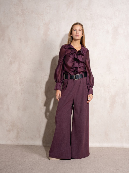 Pantalón de pata ancha, con bolsillos y cinturón incluido.

Composición: 86% Poliéster, 10% Viscosa y 4% Elastano.

Se recomienda lavar a mano o en lavadora hasta 30º. No usar lejía, planchar suavemente del revés hasta 110º y no usar secadora.