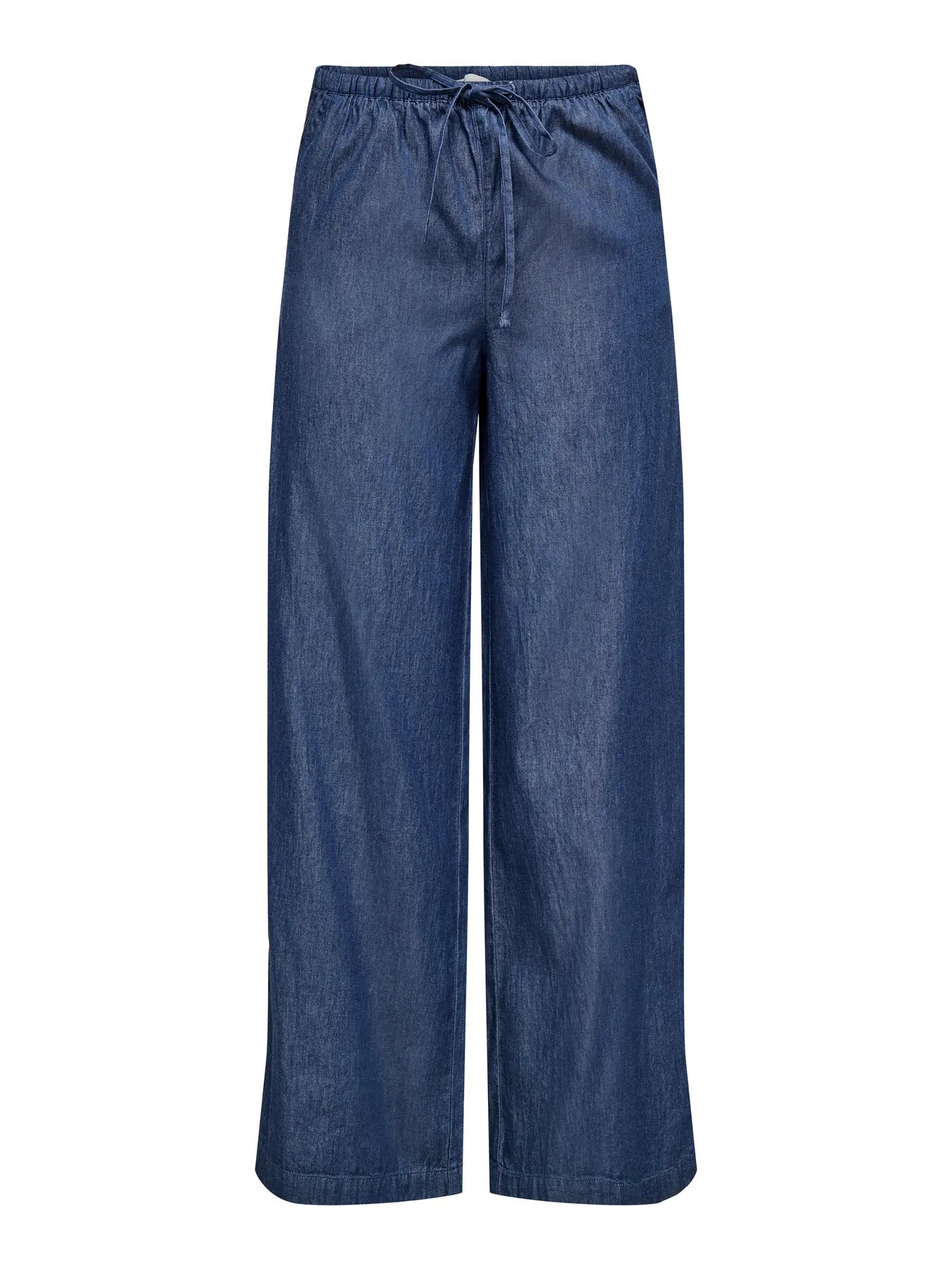 Pantalón denim fresco y ligero, con bolsillos y goma en cintura.&nbsp;


Composición: 100% Algodón.


Se recomienda lavar a mano o en lavadora hasta 30º. No usar lejía, planchar suavemente
del revés hasta 110º y no usar secadora.
