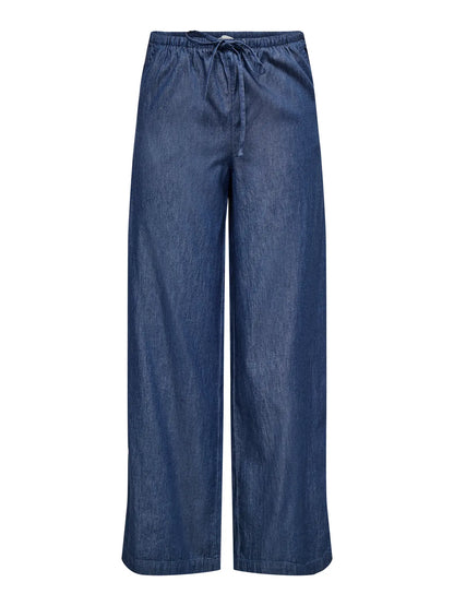 Pantalón denim fresco y ligero, con bolsillos y goma en cintura.&nbsp;


Composición: 100% Algodón.


Se recomienda lavar a mano o en lavadora hasta 30º. No usar lejía, planchar suavemente
del revés hasta 110º y no usar secadora.
