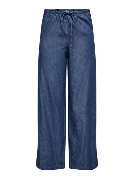 Pantalón denim fresco y ligero, con bolsillos y goma en cintura.&nbsp;


Composición: 100% Algodón.


Se recomienda lavar a mano o en lavadora hasta 30º. No usar lejía, planchar suavemente
del revés hasta 110º y no usar secadora.