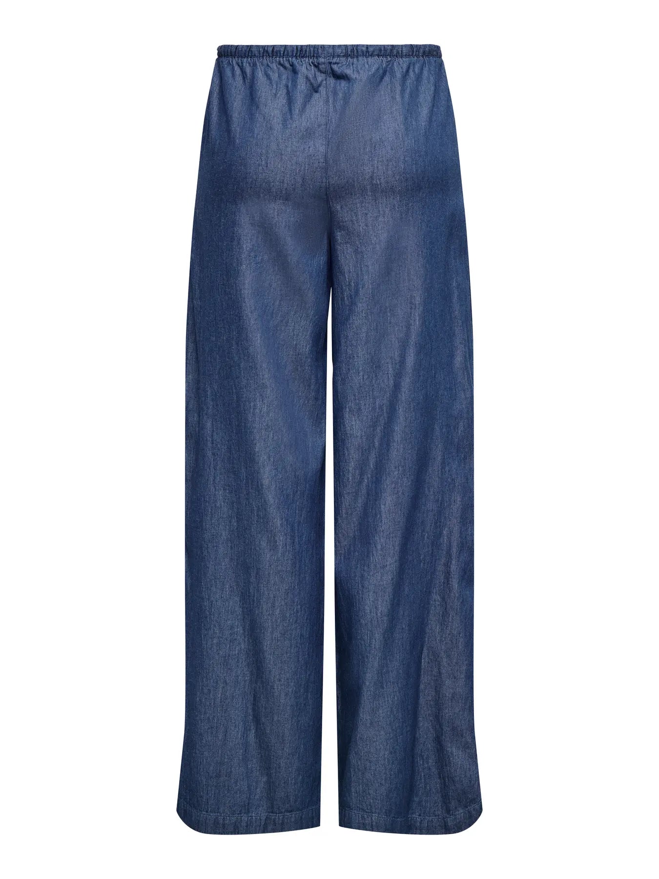 Pantalón denim fresco y ligero, con bolsillos y goma en cintura.&nbsp;


Composición: 100% Algodón.


Se recomienda lavar a mano o en lavadora hasta 30º. No usar lejía, planchar suavemente
del revés hasta 110º y no usar secadora.