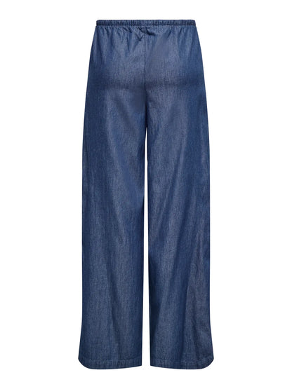 Pantalón denim fresco y ligero, con bolsillos y goma en cintura.&nbsp;


Composición: 100% Algodón.


Se recomienda lavar a mano o en lavadora hasta 30º. No usar lejía, planchar suavemente
del revés hasta 110º y no usar secadora.