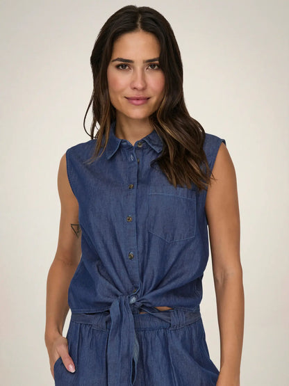 Camisa denim sin mangas, con nudo en cintura.


Composición: 100% Algodón.


Se recomienda lavar a mano o en lavadora hasta 30º. No usar lejía, planchar suavemente
del revés hasta 110º y no usar secadora.