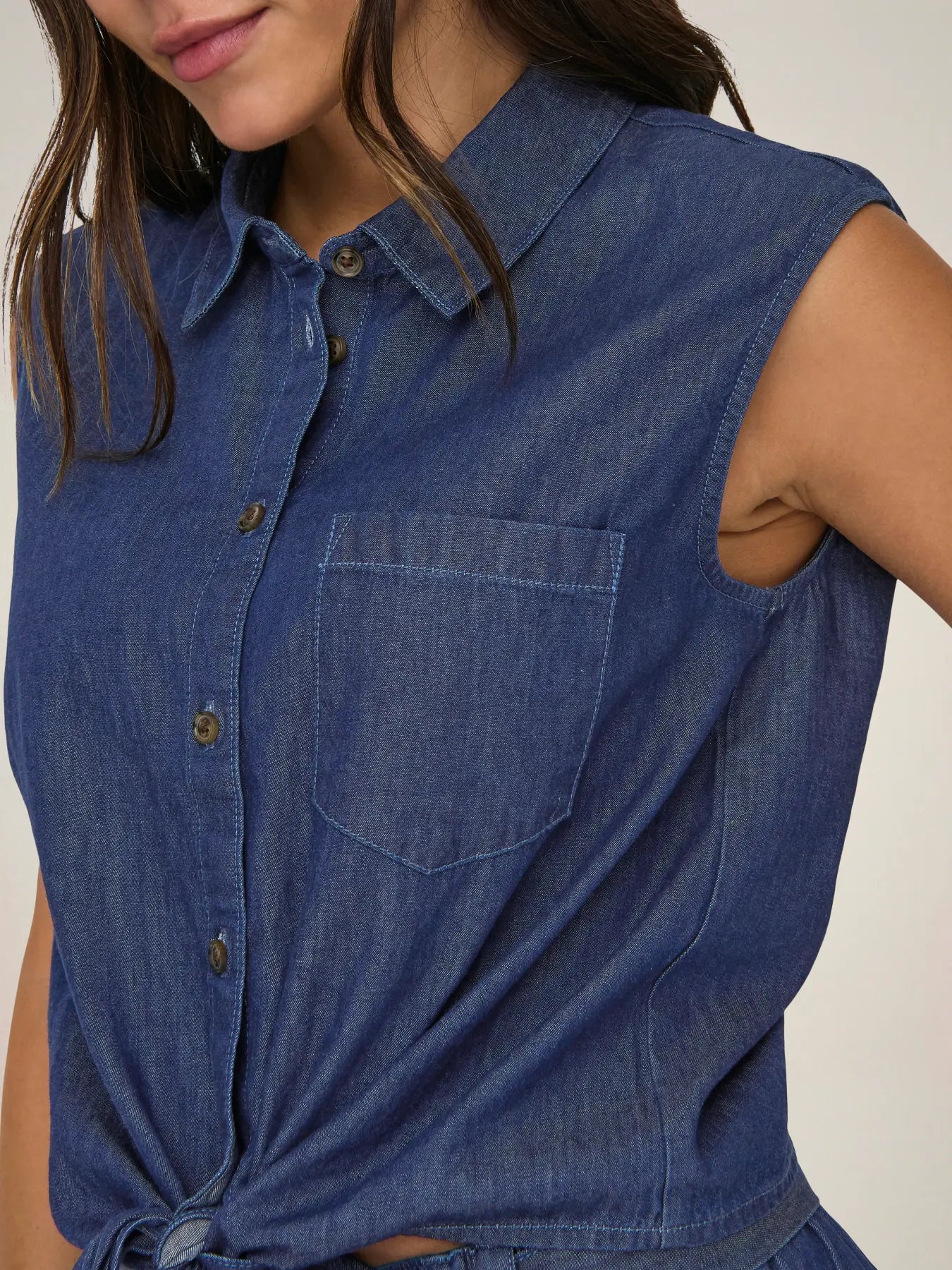 Camisa denim sin mangas, con nudo en cintura.


Composición: 100% Algodón.


Se recomienda lavar a mano o en lavadora hasta 30º. No usar lejía, planchar suavemente
del revés hasta 110º y no usar secadora.