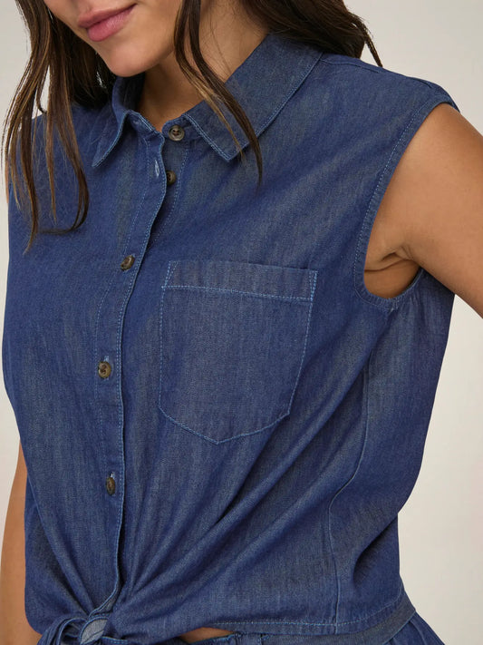 Camisa denim sin mangas, con nudo en cintura.


Composición: 100% Algodón.


Se recomienda lavar a mano o en lavadora hasta 30º. No usar lejía, planchar suavemente
del revés hasta 110º y no usar secadora.