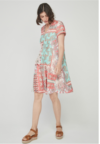 Vestido patchwork, escote en pico, de manga corta y bolsillos. Tiene un frunce de goma en la parte delantera de la cintura.

Composición: 98% Poliéster y 2% Elastano.

Se recomienda lavar a mano o en lavadora hasta 30º. No usar lejía, planchar suavemente del revés hasta 110º y no usar secadora.