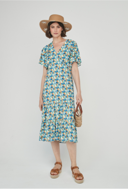 Vestido midi , escote en pico y volante en el bajo. Estampado tipo paneles.

Composición: 100% Viscosa.

Se recomienda lavar a mano o en lavadora hasta 30º. No usar lejía, planchar suavemente del revés hasta 110º y no usar secadora.