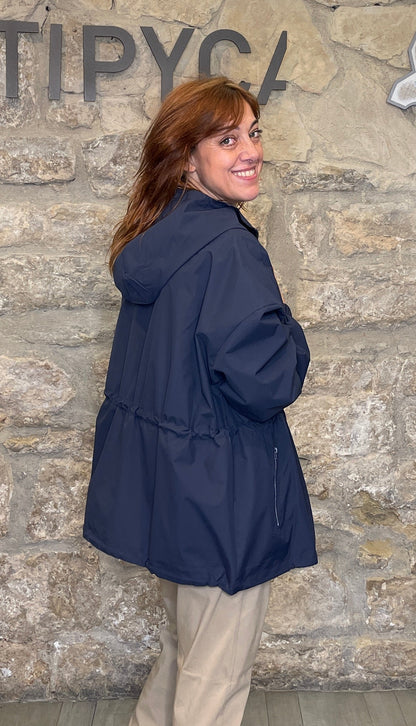 Gabardina Corta Capucha ATIPYCA