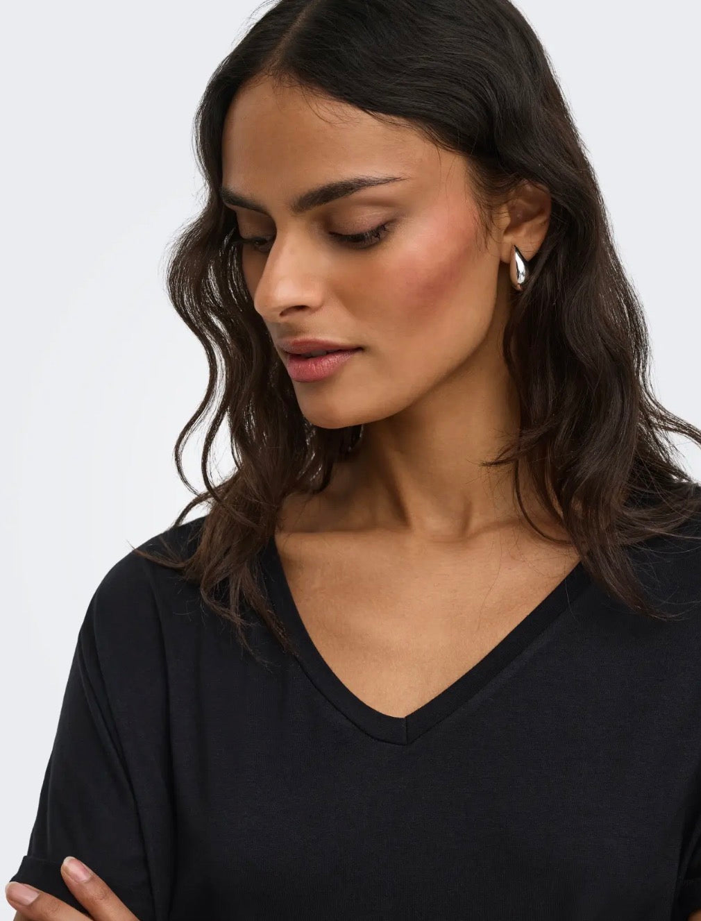 Camiseta básica de maga corta y escote en pico. Tejido suave y confortable.

Composición: 96% Viscosa y 4% Elastano.

Se recomienda lavar a mano o en lavadora hasta 30º. No usar lejía, planchar suavemente del revés hasta 110º y no usar secadora.