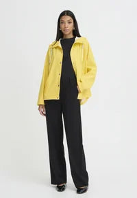 Chubasquero en color amarillo super llamativo y bonito.

Composición: 100% Poliéster.

Se recomienda lavar a mano o en lavadora hasta 30º. No usar lejía, planchar suavemente del revés hasta 110º y no usar secadora.