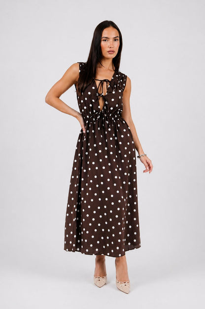 Vestido de tirante ancho, estampado de lunares y detalle lazada frontal.

Composición: 100% Poliéster.

Se recomienda lavar a mano o en lavadora hasta 30º. No usar lejía, planchar suavemente del revés hasta 110º y no usar secadora.