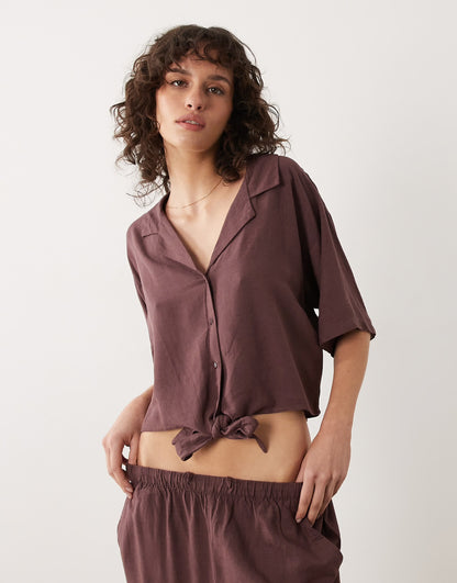 Camisa de manga corta y cuello de solapa, con lazo en cintura.

Composición: 90% Viscosa y 10% Lino.

Se recomienda lavar a mano o en lavadora hasta 30º. No usar lejía, planchar suavemente del revés hasta 110º y no usar secadora.