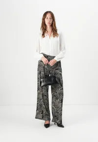 Pantalón ancho, con goma en cintura.

Composición: 99% Poliéster y 1% Elastano.

Se recomienda lavar a mano o en lavadora hasta 30º. No usar lejía, planchar suavemente del revés hasta 110º y no usar secadora.