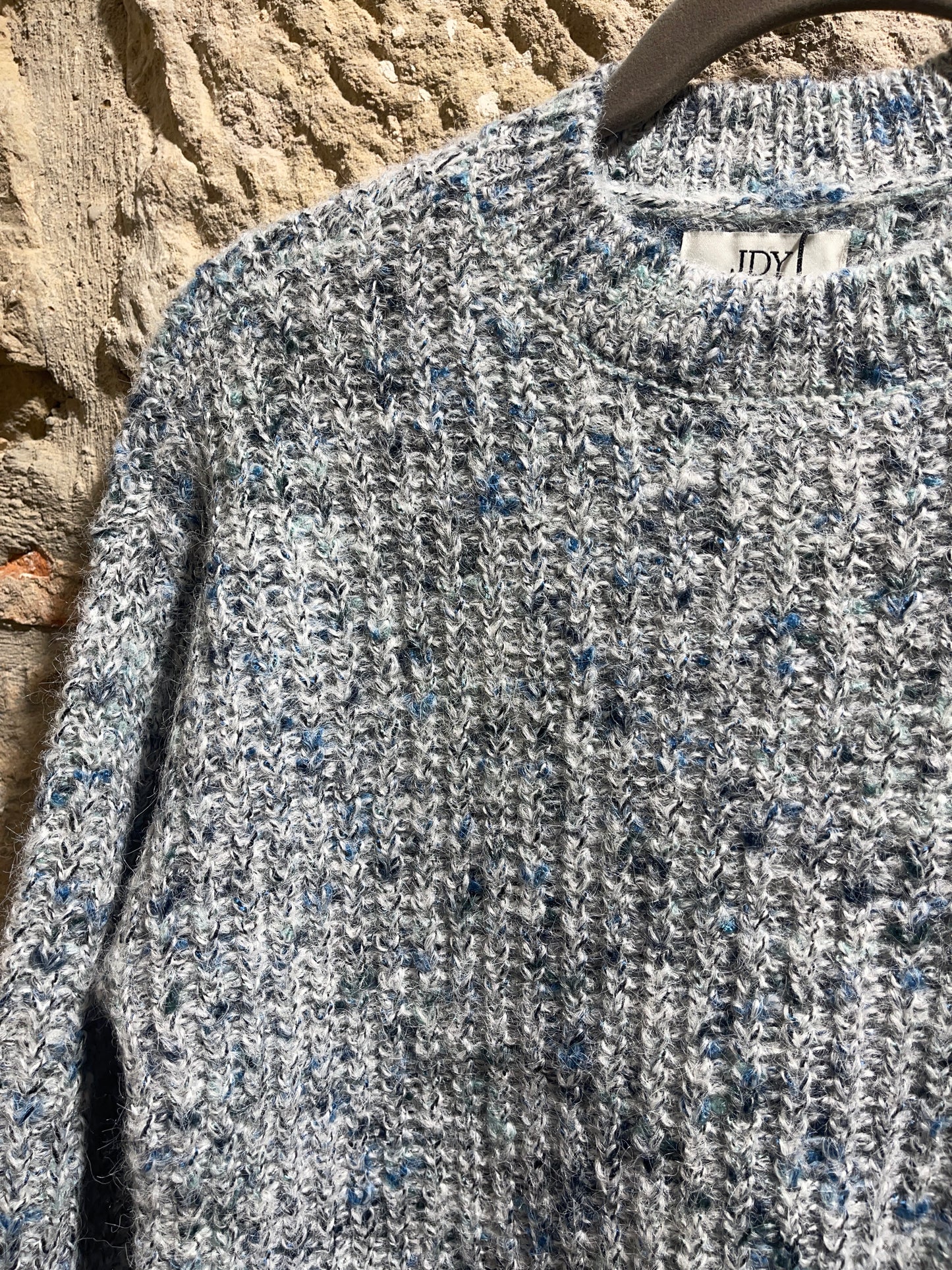 Jersey de cuello redondo, punto jaspeado, muy agradable al tacto.

Composición: 52% Acrílico, 43% poliéster y 5% Lana.

Se recomienda lavar a mano o en lavadora hasta 30º. No usar lejía, planchar suavemente del revés hasta 110º y no usar secadora.