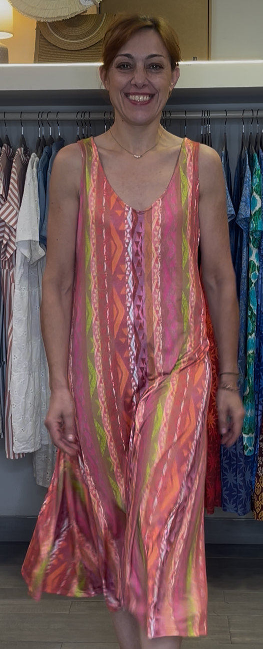 Vestido de tejido agradable que no necesita plancha.

Composición: 95% Poliéster y 5% elastano.

Se recomienda lavar a mano o en lavadora hasta 30º. No usar lejía, planchar suavemente del revés hasta 110º y no usar secadora.