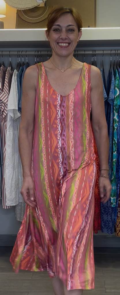Vestido de tejido agradable que no necesita plancha.

Composición: 95% Poliéster y 5% elastano.

Se recomienda lavar a mano o en lavadora hasta 30º. No usar lejía, planchar suavemente del revés hasta 110º y no usar secadora.