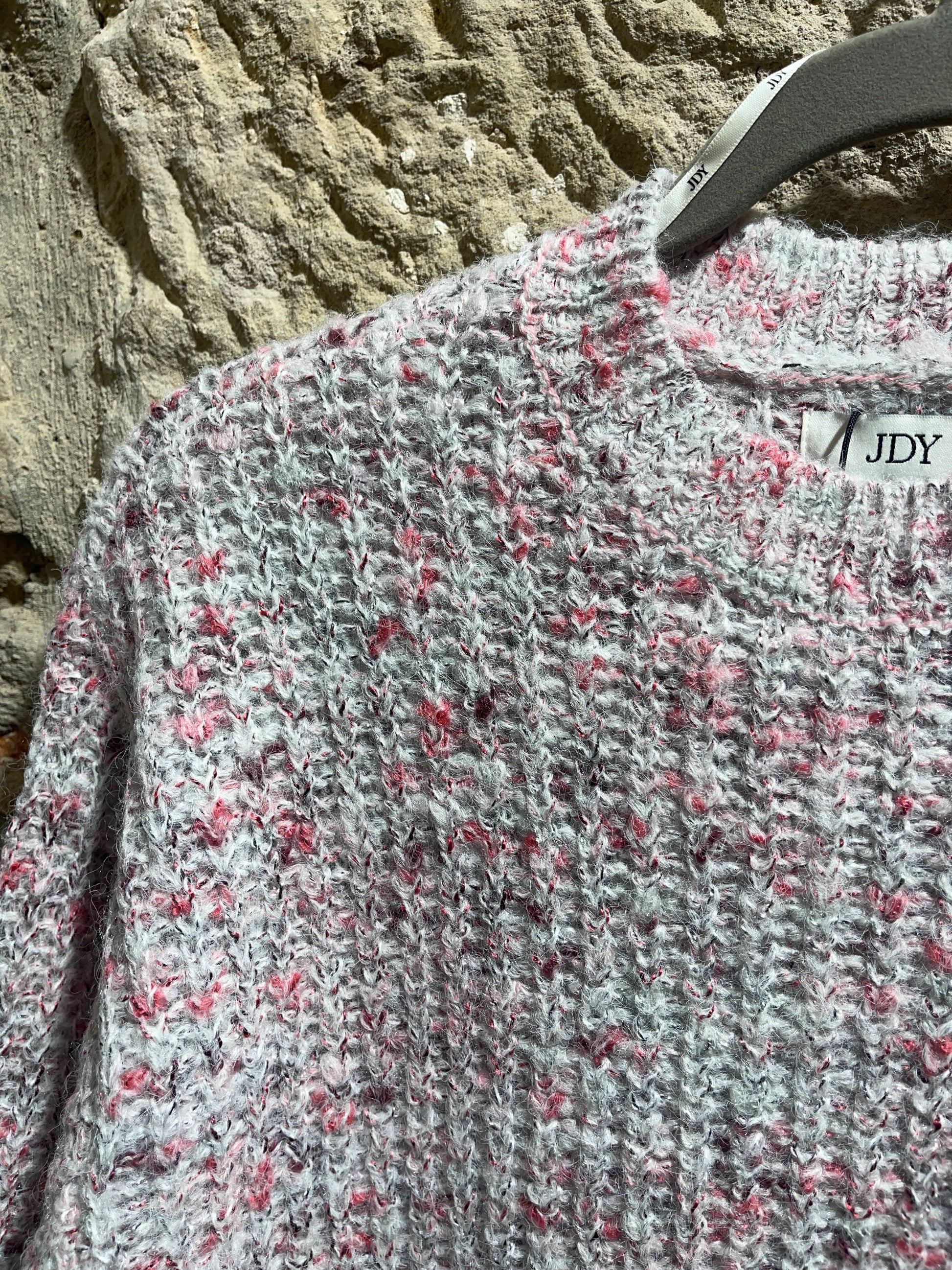 Jersey de cuello redondo, punto jaspeado, muy agradable al tacto.

Composición: 52% Acrílico, 43% poliéster y 5% Lana.

Se recomienda lavar a mano o en lavadora hasta 30º. No usar lejía, planchar suavemente del revés hasta 110º y no usar secadora.