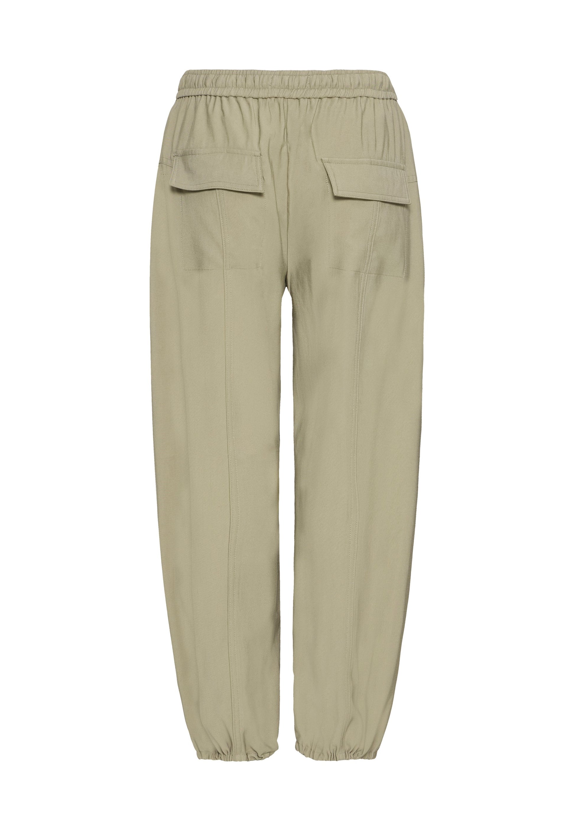 Pantalón muy cómodo con detalle de cordón en bajo para ajustarlo al tobillo.

En Atipyca Moda, tienda de ropa de mujer en Logroño, seleccionamos cuidadosamente marcas como B Young, apostando por prendas de calidad, estilo y comodidad. Este pantalón B Young es perfecto para mujeres que buscan moda actual sin renunciar al confort.

Composición: 93% Viscosa y 7% Poliéster.

Se recomienda lavar a mano o en lavadora hasta 30º. No usar lejía, planchar suavemente del revés hasta 110º y no usar secadora.