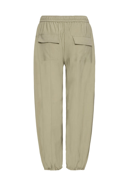 Pantalón muy cómodo con detalle de cordón en bajo para ajustarlo al tobillo.

En Atipyca Moda, tienda de ropa de mujer en Logroño, seleccionamos cuidadosamente marcas como B Young, apostando por prendas de calidad, estilo y comodidad. Este pantalón B Young es perfecto para mujeres que buscan moda actual sin renunciar al confort.

Composición: 93% Viscosa y 7% Poliéster.

Se recomienda lavar a mano o en lavadora hasta 30º. No usar lejía, planchar suavemente del revés hasta 110º y no usar secadora.