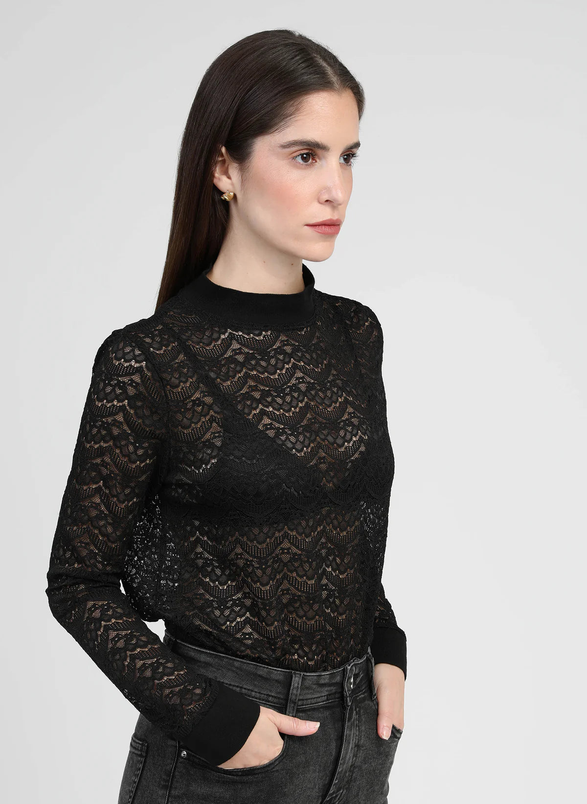 Camiseta de encaje de manga larga tipo sudadera.

Composición: 92% Poliamida y 8% Elastano.

Se recomienda lavar a mano o en lavadora hasta 30º. No usar lejía, planchar suavemente del revés hasta 110º y no usar secadora.