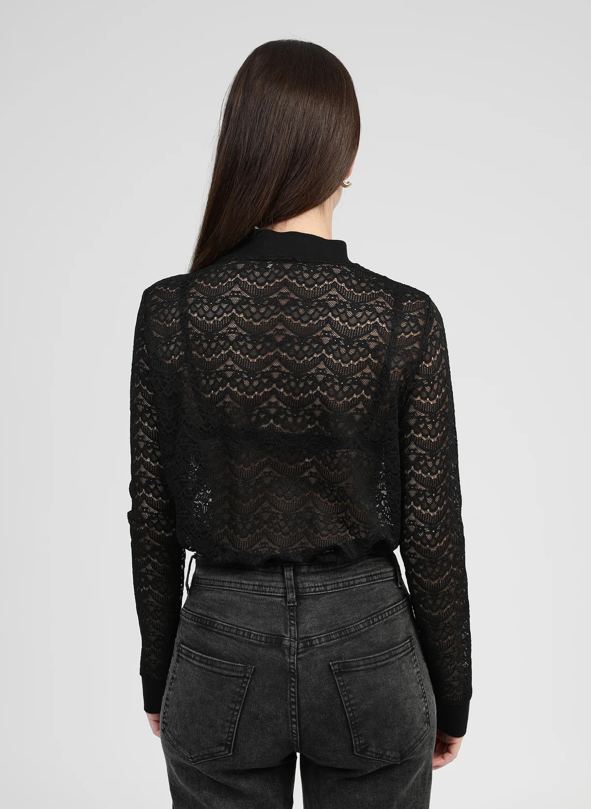 Camiseta de encaje de manga larga tipo sudadera.

Composición: 92% Poliamida y 8% Elastano.

Se recomienda lavar a mano o en lavadora hasta 30º. No usar lejía, planchar suavemente del revés hasta 110º y no usar secadora.