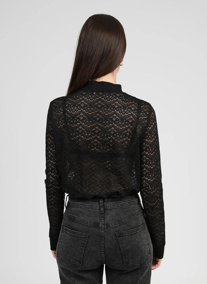 Camiseta de encaje de manga larga tipo sudadera.

Composición: 92% Poliamida y 8% Elastano.

Se recomienda lavar a mano o en lavadora hasta 30º. No usar lejía, planchar suavemente del revés hasta 110º y no usar secadora.