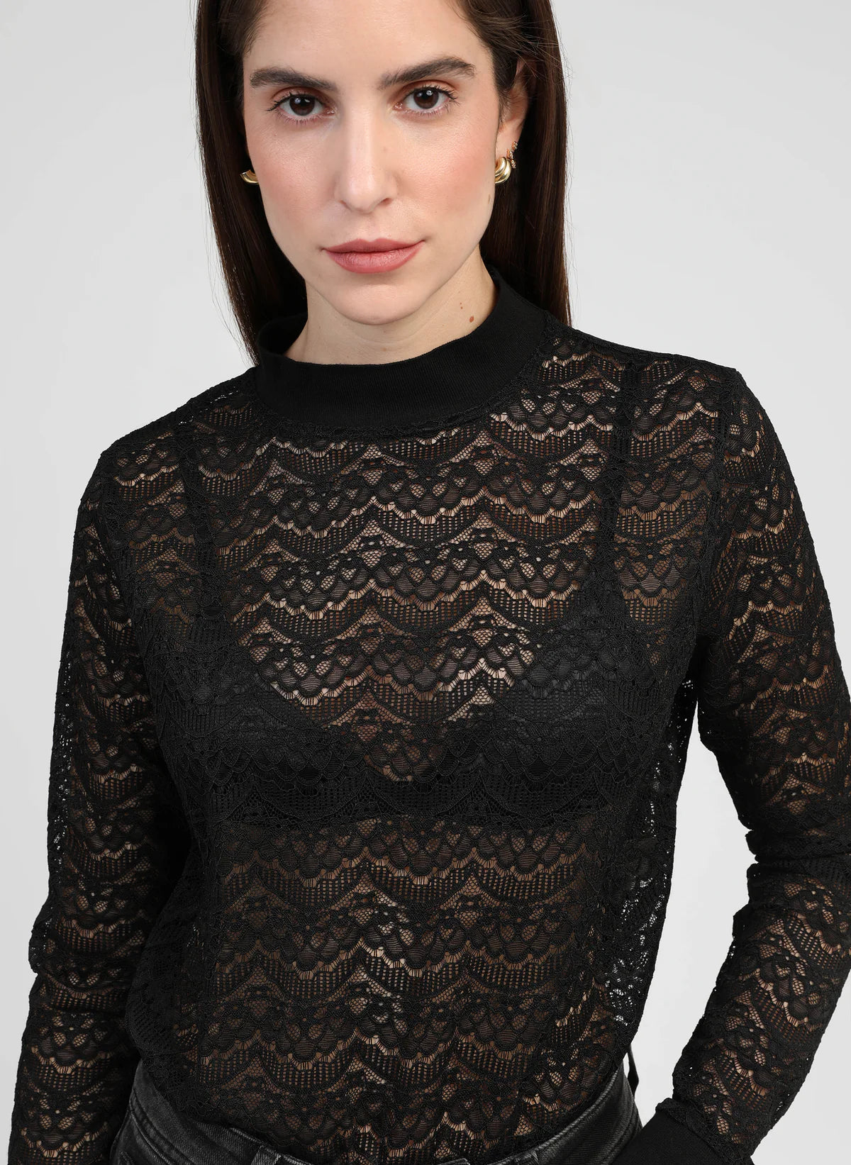 Camiseta de encaje de manga larga tipo sudadera.

Composición: 92% Poliamida y 8% Elastano.

Se recomienda lavar a mano o en lavadora hasta 30º. No usar lejía, planchar suavemente del revés hasta 110º y no usar secadora.