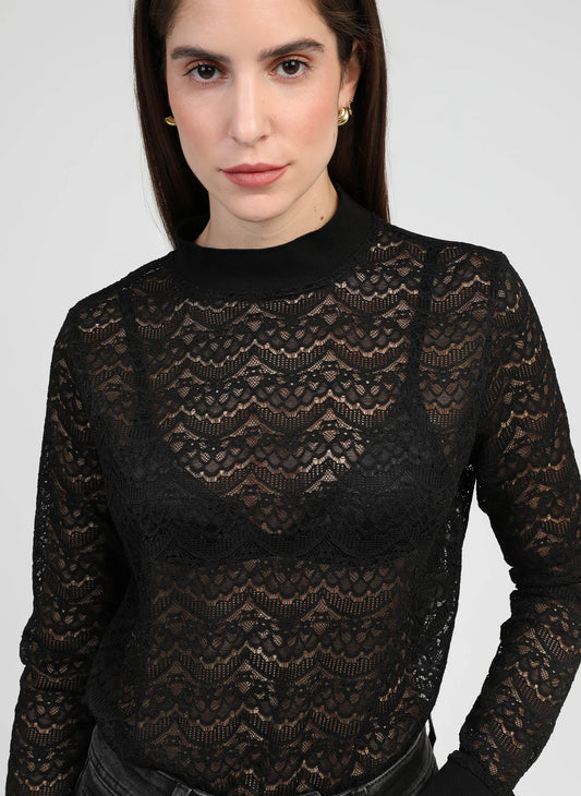 Camiseta de encaje de manga larga tipo sudadera.

Composición: 92% Poliamida y 8% Elastano.

Se recomienda lavar a mano o en lavadora hasta 30º. No usar lejía, planchar suavemente del revés hasta 110º y no usar secadora.