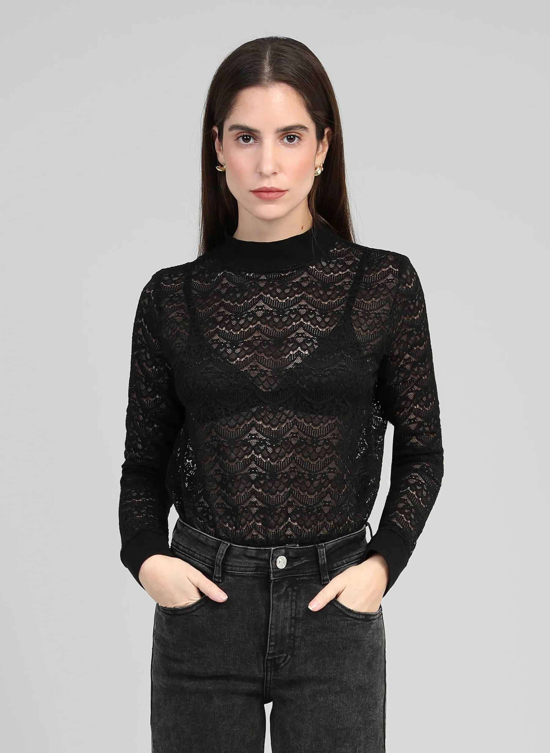 Camiseta de encaje de manga larga tipo sudadera.

Composición: 92% Poliamida y 8% Elastano.

Se recomienda lavar a mano o en lavadora hasta 30º. No usar lejía, planchar suavemente del revés hasta 110º y no usar secadora.