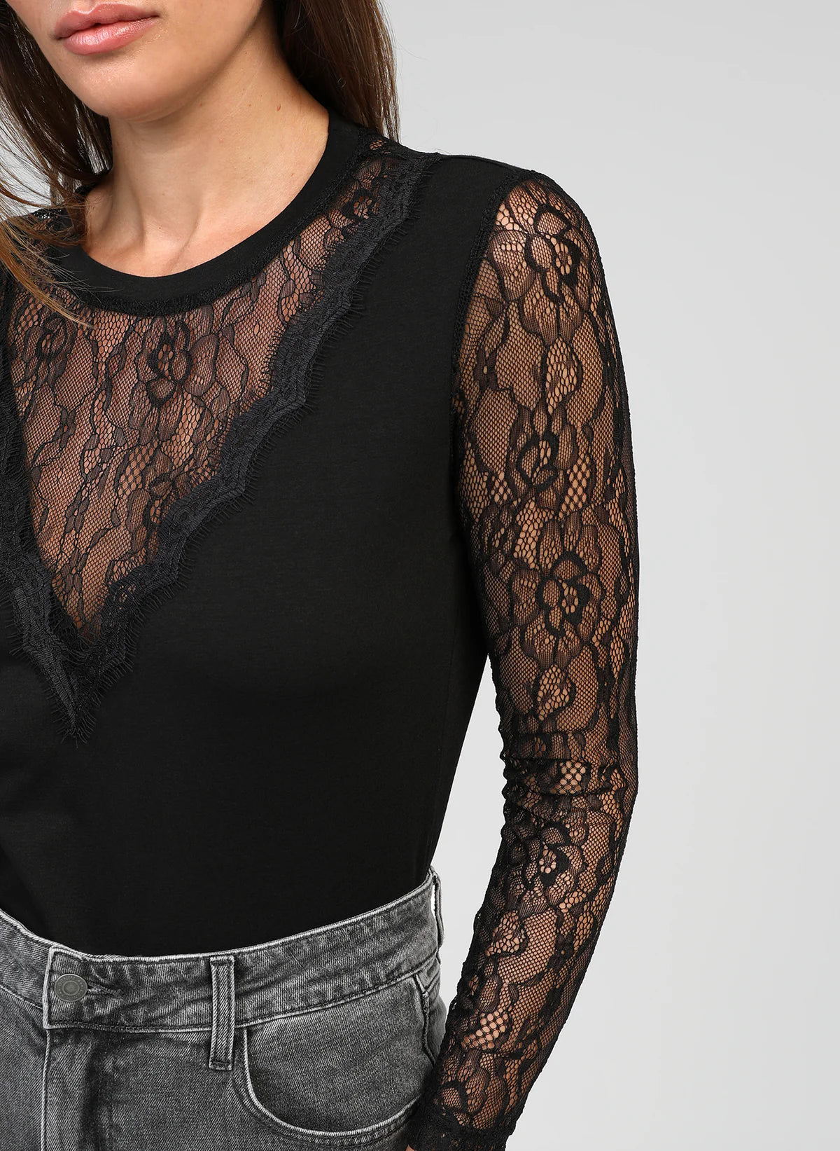 Camiseta de manga larga, con detalle de blonda en escote y brazos. Ideal para llevarla tal cual, o para ponértela debajo de prendas de manga corta y lucir el encaje.

Composición: 60% Poliéster, 35% Algodón y 5% Elastano.

Se recomienda lavar a mano o en lavadora hasta 30º. No usar lejía, planchar suavemente del revés hasta 110º y no usar secadora.