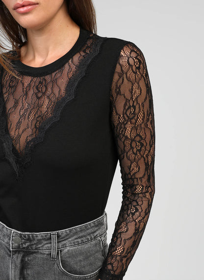 Camiseta de manga larga, con detalle de blonda en escote y brazos. Ideal para llevarla tal cual, o para ponértela debajo de prendas de manga corta y lucir el encaje.

Composición: 60% Poliéster, 35% Algodón y 5% Elastano.

Se recomienda lavar a mano o en lavadora hasta 30º. No usar lejía, planchar suavemente del revés hasta 110º y no usar secadora.