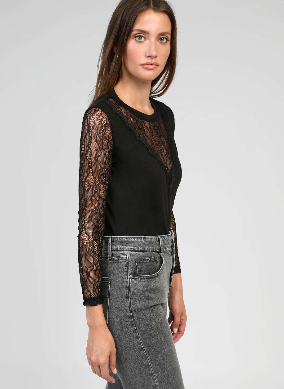 Camiseta de manga larga, con detalle de blonda en escote y brazos. Ideal para llevarla tal cual, o para ponértela debajo de prendas de manga corta y lucir el encaje.

Composición: 60% Poliéster, 35% Algodón y 5% Elastano.

Se recomienda lavar a mano o en lavadora hasta 30º. No usar lejía, planchar suavemente del revés hasta 110º y no usar secadora.