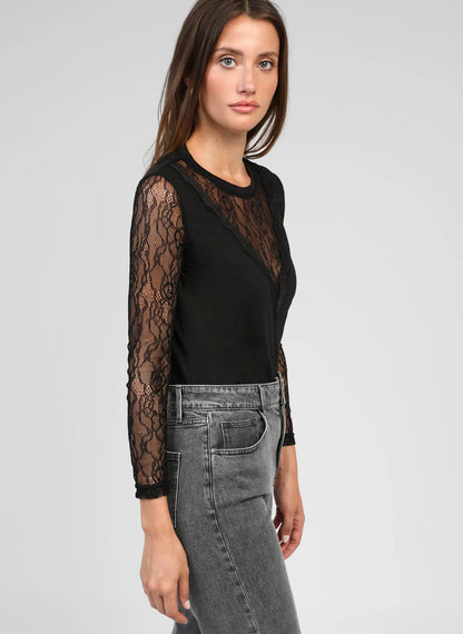 Camiseta de manga larga, con detalle de blonda en escote y brazos. Ideal para llevarla tal cual, o para ponértela debajo de prendas de manga corta y lucir el encaje.

Composición: 60% Poliéster, 35% Algodón y 5% Elastano.

Se recomienda lavar a mano o en lavadora hasta 30º. No usar lejía, planchar suavemente del revés hasta 110º y no usar secadora.