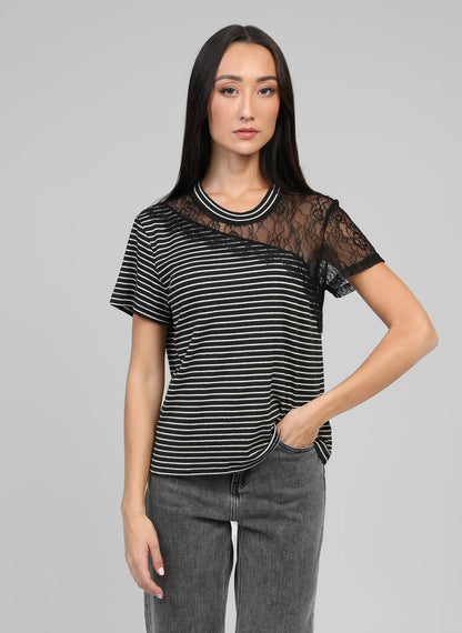 Camiseta de rayas con detalle de encaje en uno de los hombros. Tejido maravilloso

Composición: 45% Poliéster, 20% Algodón y 5% Elastano.

Se recomienda lavar a mano o en lavadora hasta 30º. No usar lejía, planchar suavemente del revés hasta 110º y no usar secadora.