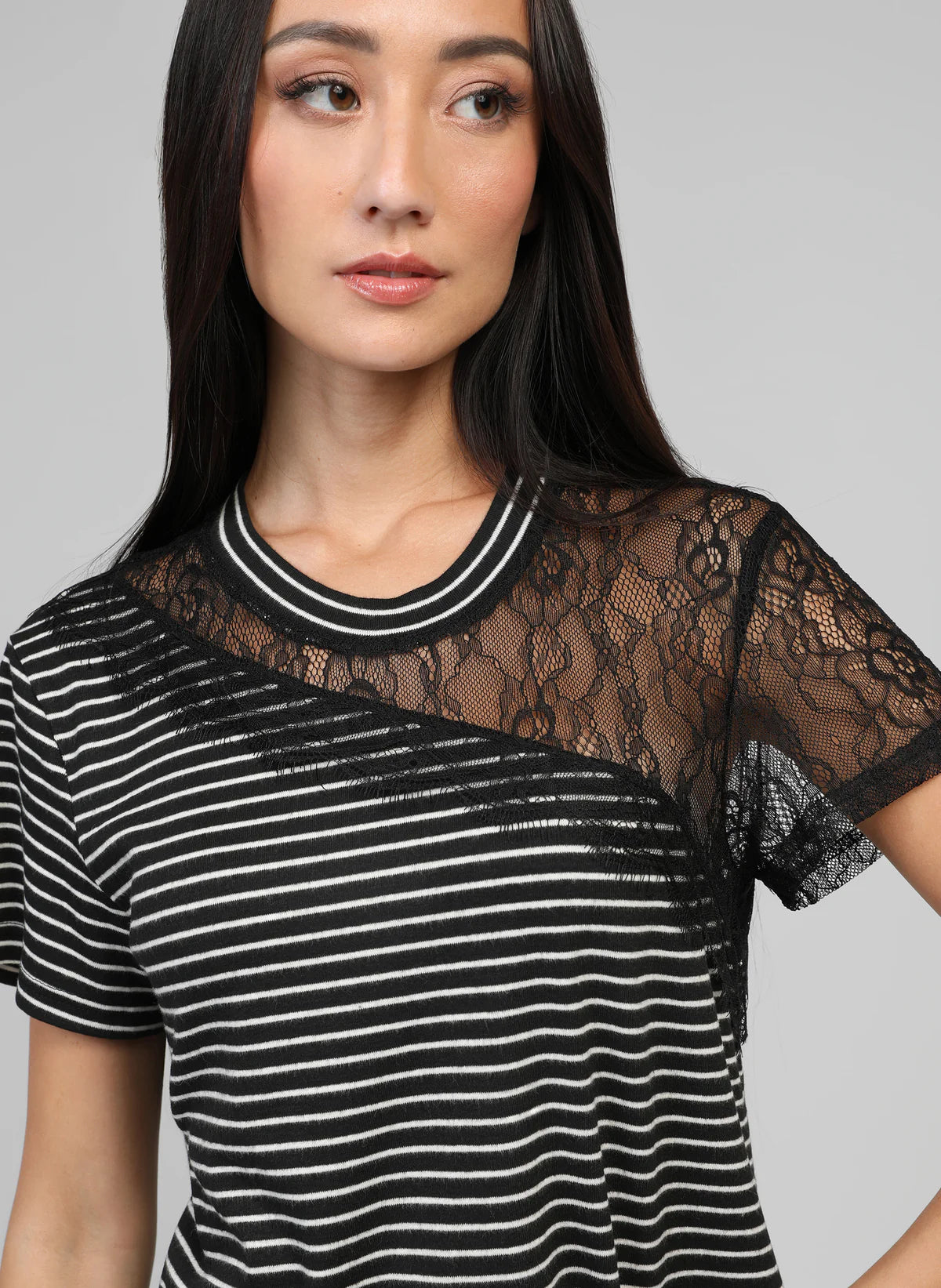 Camiseta de rayas con detalle de encaje en uno de los hombros. Tejido maravilloso

Composición: 45% Poliéster, 20% Algodón y 5% Elastano.

Se recomienda lavar a mano o en lavadora hasta 30º. No usar lejía, planchar suavemente del revés hasta 110º y no usar secadora.