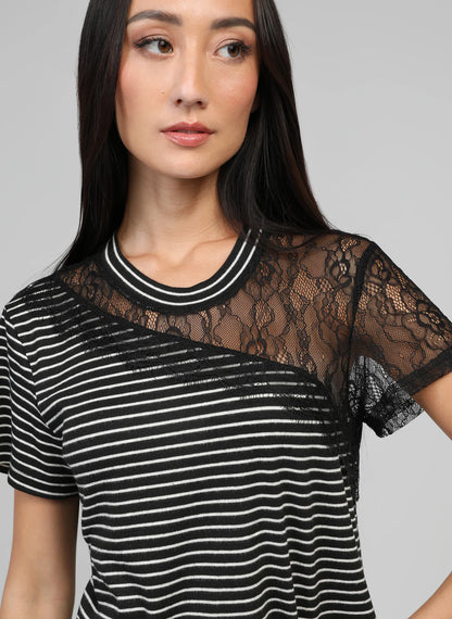 Camiseta de rayas con detalle de encaje en uno de los hombros. Tejido maravilloso

Composición: 45% Poliéster, 20% Algodón y 5% Elastano.

Se recomienda lavar a mano o en lavadora hasta 30º. No usar lejía, planchar suavemente del revés hasta 110º y no usar secadora.