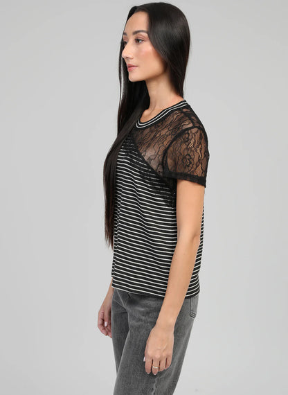 Camiseta de rayas con detalle de encaje en uno de los hombros. Tejido maravilloso

Composición: 45% Poliéster, 20% Algodón y 5% Elastano.

Se recomienda lavar a mano o en lavadora hasta 30º. No usar lejía, planchar suavemente del revés hasta 110º y no usar secadora.