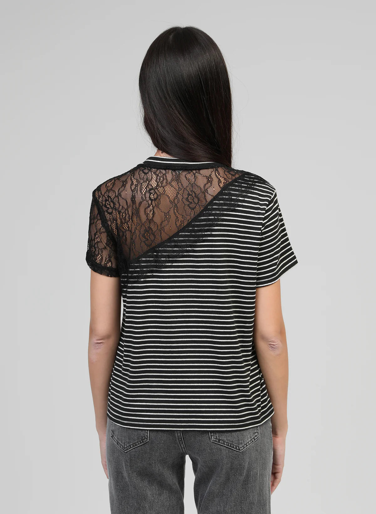 Camiseta de rayas con detalle de encaje en uno de los hombros. Tejido maravilloso

Composición: 45% Poliéster, 20% Algodón y 5% Elastano.

Se recomienda lavar a mano o en lavadora hasta 30º. No usar lejía, planchar suavemente del revés hasta 110º y no usar secadora.