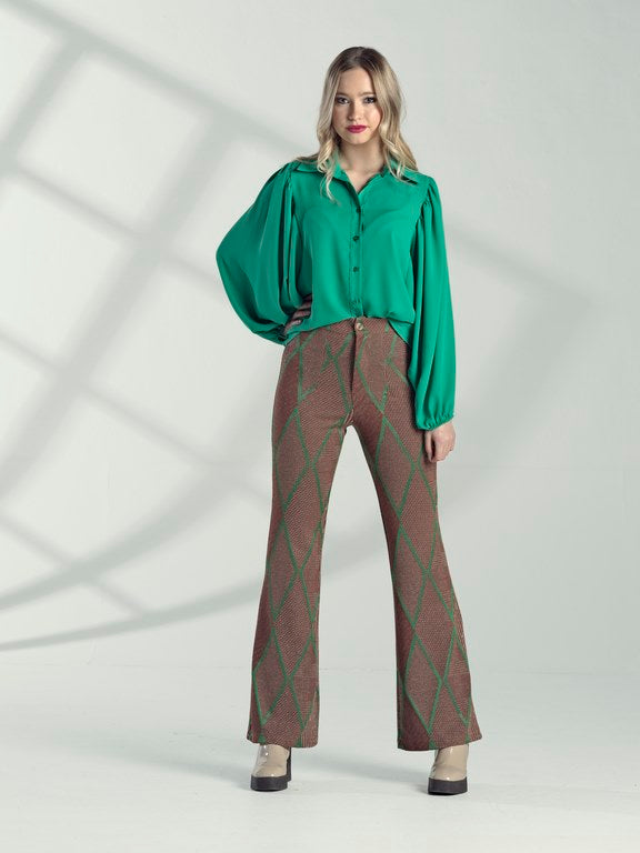 Pantalón de punto en tonos marrones y con estampado a rombos en strass de color verde. Cintura que se cierra con cremallera y botón. Anchos en la parte de abajo.  Composición: 58% Viscosa, 39% Poliéster y 3% Elastano.  Se recomienda lavar a mano o en lavadora hasta 30º. No usar lejía, planchar suavemente del revés hasta 110º y no usar secadora.