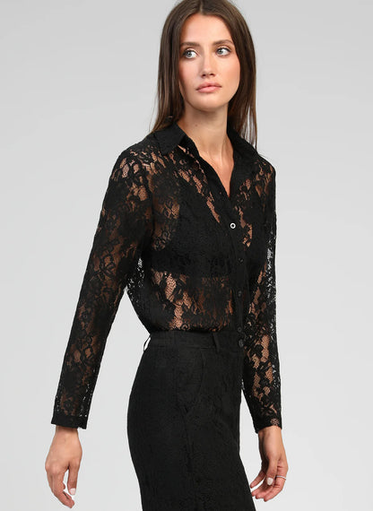 Camisa de encaje super estilosa.

Composición: 41% Algodón, 39% Poliamida y 20% Viscosa.

Se recomienda lavar a mano o en lavadora hasta 30º. No usar lejía, planchar suavemente del revés hasta 110º y no usar secadora.