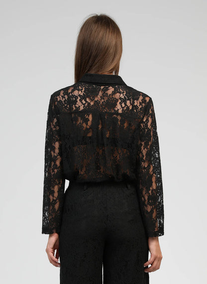 Camisa de encaje super estilosa.

Composición: 41% Algodón, 39% Poliamida y 20% Viscosa.

Se recomienda lavar a mano o en lavadora hasta 30º. No usar lejía, planchar suavemente del revés hasta 110º y no usar secadora.