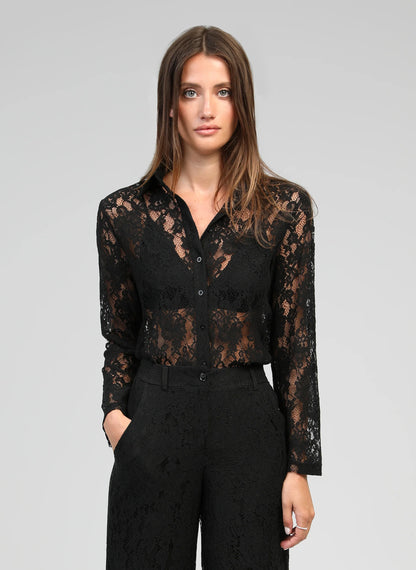 Camisa de encaje super estilosa.

Composición: 41% Algodón, 39% Poliamida y 20% Viscosa.

Se recomienda lavar a mano o en lavadora hasta 30º. No usar lejía, planchar suavemente del revés hasta 110º y no usar secadora.