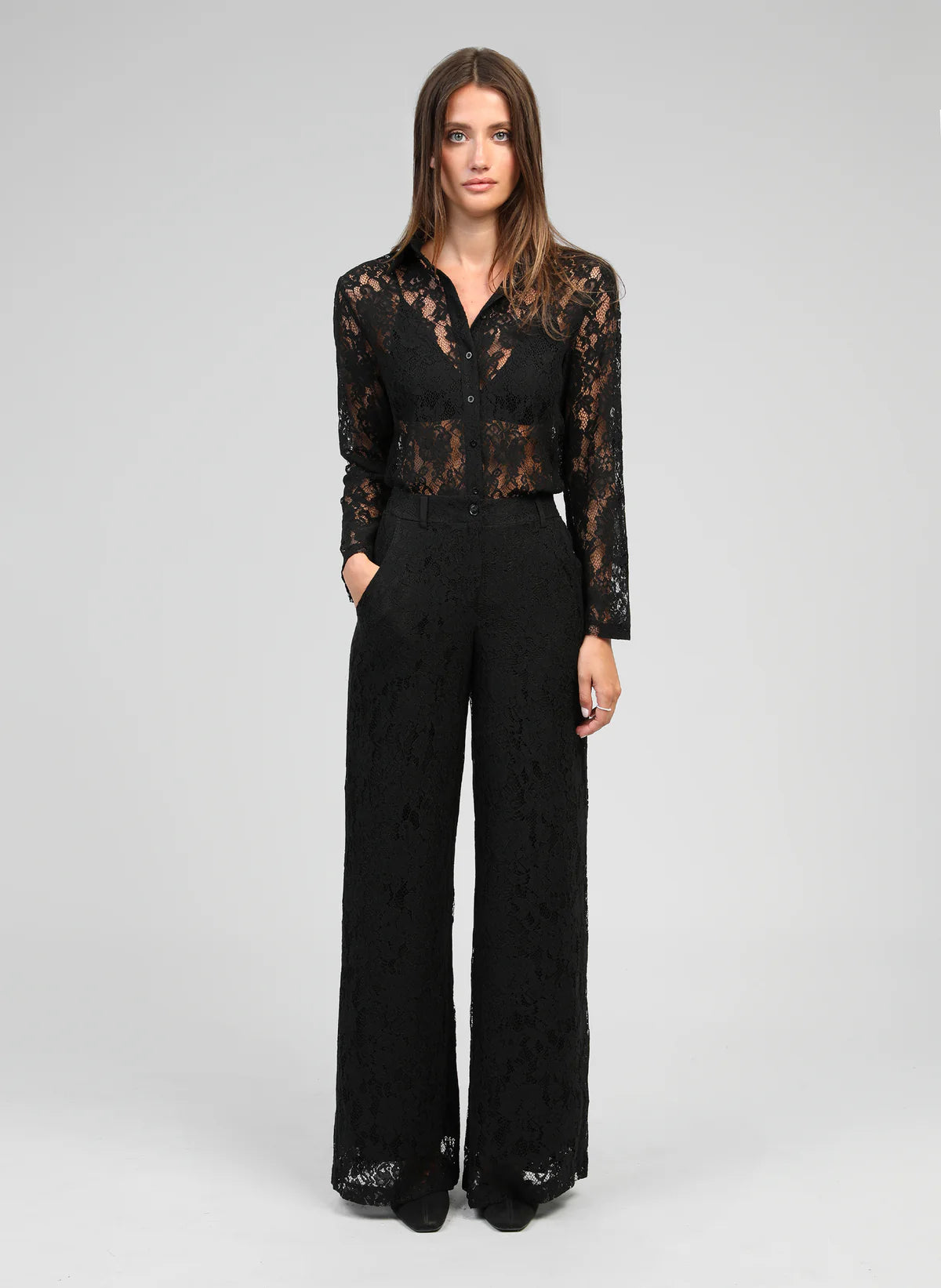 Camisa de encaje super estilosa.

Composición: 41% Algodón, 39% Poliamida y 20% Viscosa.

Se recomienda lavar a mano o en lavadora hasta 30º. No usar lejía, planchar suavemente del revés hasta 110º y no usar secadora.