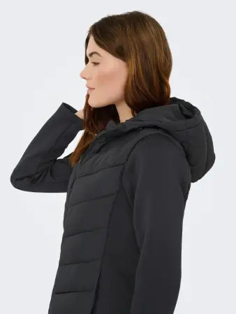 Lateral detalle abrigo acolchado JDY mujer negro